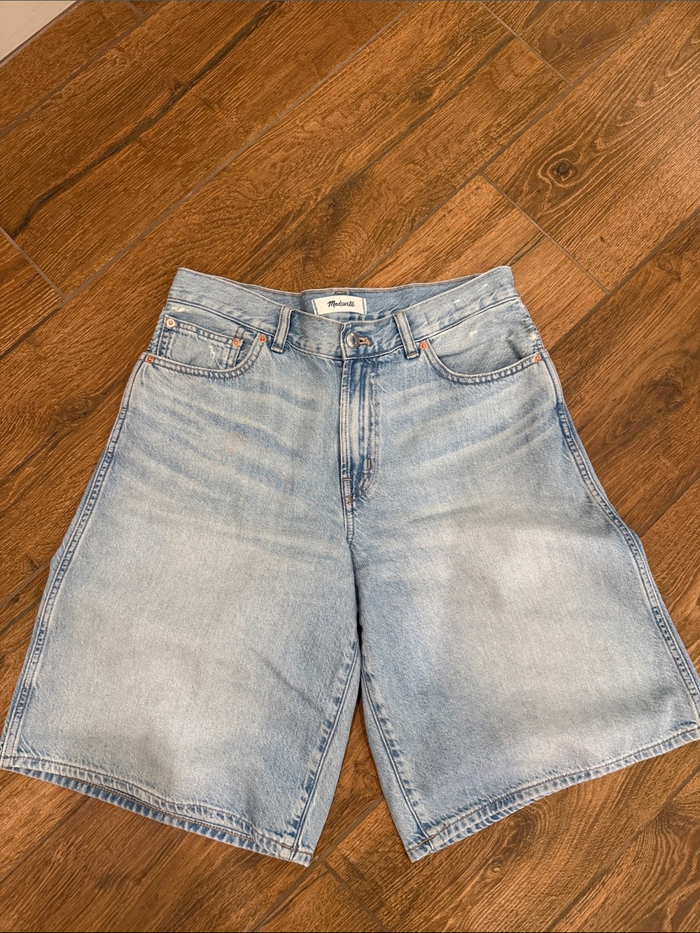 Madewell  v waist Bermuda short